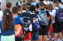 Μαθητές με τις σχολικές τους τσάντες στην πλάτη πηγαίνουν στο σχολείο