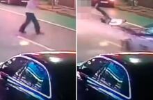 Νέο βίντεο από την στιγμή που η μηχανή παρασέρνει τον παππού και το βρέφος