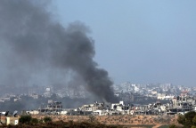 Καπνοί πάνω από τη Λωρίδα της Γάζας μετά το χτύπημα