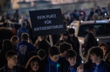 Διαδηλωτές με πανό κατά του αντισημιτισμού στη Γερμανία σε επέτειο από τη «Νύχτα των Κρυστάλλων»