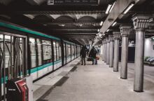  Ένας έφηβος συνελήφθη επειδή κλότσησε στην πλάτη έναν ραβίνο μέσα στο μετρό του Παρισιού