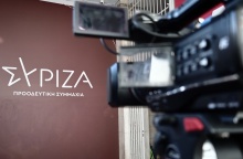 Το λογότυπο του ΣΥΡΙΖΑ σε γκρενά φόντο έξω από τα γραφεία του ΣΥΡΙΖΑ