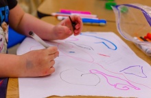 Χεράκια παιδιού που ζωγραφίζουν