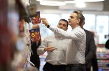 Ο Κυριάκος Μητσοτάκης σε σούπερ μάρκετ για το πρόγραμμα «Μόνιμη Μείωση Τιμής»