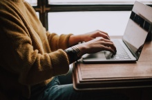 Cyber Monday 2023: Γυναίκα πληκτρολογεί στο λάπτοπ της 