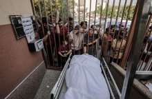 Πτώμα τυλιγμένο σε σεντόνι κοντά στα κάγκελα νοσοκομείου 