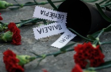 Λίγα γαρύφαλλα στον χώρο του Πολυτεχνείου 