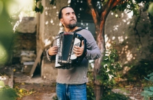 Στάθης Δρογώσης: Συνέντευξη με τον τραγουδοποιό για τη μουσική, τη νέα παράσταση «Στο Ύψος των Περιστάσεων», τον καινούργιο δίσκο που ετοιμάζει, το ελληνικό τραγούδι και τη ζωή του.