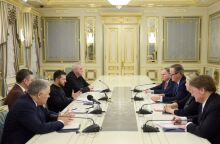 Βρετανία - Ουκρανία: Ο Ντέιβιντ Κάμερον συνάντησε τον πρόεδρο Ζελένσκι στο Κίεβο, στο πρώτο ταξίδι του στο εξωτερικό ως υπουργού Εξωτερικών.