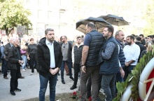 Ο Νίκος Ανδρουλάκης καταθέτει στεφάνι στο Πολυτεχνείο - Ομπρέλες κοντά του μετά την επίθεση με καφέδες