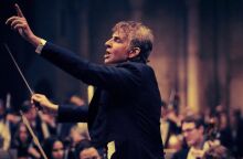 Ο Μπράντλεϊ Κούπερ πέρασε έξι χρόνια για να μάθει να διευθύνει ορχήστρα για μουσική έξι λεπτών - Υποδύεται τον Λέοναρντ Μπερνστάιν στην ταινία «Maestro».