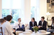 Συνάντηση Μητσοτάκη με την ελληνική ομάδα που κέρδισε χρυσό μετάλλιο στον διεθνή διαγωνισμό iGEM 2023