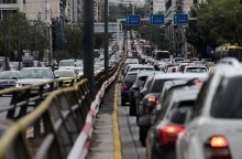 Αυτοκίνητα «κολλημένα» στην κίνηση στο κέντρο της Αθήνας
