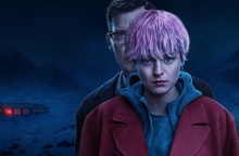  Η τηλεοπτική σειρά «Φόνος στην Άκρη του Κόσμου» με τους Έμα Κόριν και Κλάιβ Όουεν, διαθέσιμη στο Disney+