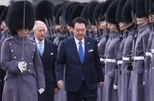 Ο Βασιλιάς Κάρολος φόρεσε γραβάτα με την ελληνική σημαία για να υποδεχθεί τον πρόεδρο της Νότιας Κορέας