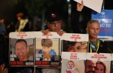 Πολίτες διαδηλώνουν κρατώντας τις φωτογραφίες ομήρων στη Γάζα