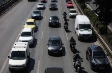 Αυτοκίνητα με χαμηλές ταχύτητες σε δρόμο της Αθήνας λόγω κίνησης