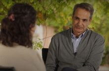 Παγκόσμια Ημέρα για την Εξάλειψη της Βίας κατά των Γυναικών - Ο πρωθυπουργός Κυριάκος Μητσοτάκης συνομίλησε με θύμα έμφυλης βίας.