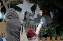 Γυναίκα με το παιδί της φορούν ζεστά ρούχα, παλτό και σκούφο για να προστατευτούν από το κρύο