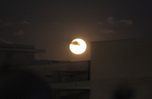 Η πανσέληνος Νοεμβρίου πάνω από σπίτια 