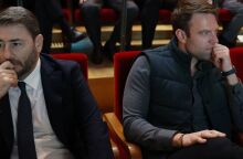 Παγωμένη χειραψία Κασσελάκη - Ανδρουλάκη σε εκδήλωση του Επαγγελματικού Επιμελητηρίου στο Ίδρυμα Νιάρχος - Κάθισαν δίπλα χωρίς να ανταλλάξουν κουβέντα.