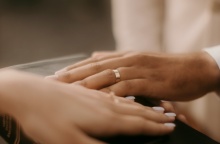 Χέρι γαμπρού και νύφης με τις βέρες