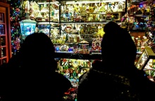 Άτομα μπροστά από στολισμένη με χριστουγεννιάτικα βιτρίνα