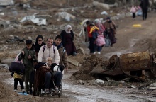 Πολίτες απομακρύνονται από τη Γάζα κατά τη διάρκεια της κατάπαυσης πυρός