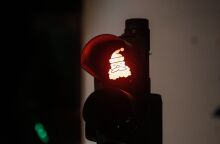 Τρίκαλα: Φωτεινός σηματοδότης στολίστηκε για τα Χριστούγεννα - Γιορτινά φανάρια με τον Άγιο Βασίλη, το έλατο και τον Μικρό Πρίγκιπα κοσμούν τους δρόμους.