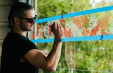 Ο εικαστικός Γιώργος Τζινούδης ζωγράφισε έναν ορίζοντα σε κόκκινο και λευκό στο café του Μουσείου Οίνου Γεροβασιλείου 