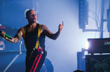 26 χρόνια μετά την κυκλοφορία του, οι Prodigy άλλαξαν τους στίχους του τραγουδιού «Smack My B*tch up»