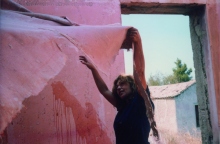 Η Ρένα Παπασπύρου στον χώρο αποτοίχισης του σπιτιού από το οποίο πρόερχεται το έργο Baalbeks. Μελίσσια Αττικής, Ιούλιος 1986