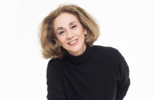 Η Μανίνα Ζουμπουλάκη παρουσιάζει το νέο της βιβλίο «Κακή νοικοκυρά, μέτρια μαγείρισσα, τουρίστρια μάνα»