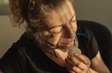 Γυναίκα με μάσκα οξυγόνου