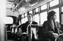 Η Ρόζα Παρκς έγινε σύμβολο αξιοπρέπειας και δύναμης στον αγώνα για τον τερματισμό του παγιωμένου φυλετικού διαχωρισμού