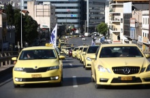 Απεργία των ταξί και τα οχήματα με σημαίες στους δρόμους