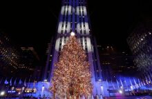 Rockefeller Center: Χιλιάδες τουρίστες και Νεοϋορκέζοι παρακολούθησαν την ετήσια φωταγώγηση του χριστουγεννιάτικου δέντρου - Εντυπωσιακό σόου.