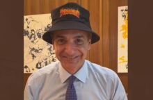 Νέο βίντεο Μητσοτάκη στο TikTok με καπέλο και σκέιτ για το Youth Pass (βίντεο)