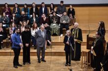 Θεσσαλονίκη: Σε κλίμα συγκίνησης το ΑΠΘ απένειμε στις οικογένειες φοιτητριών που έχασαν τη ζωή τους στα Τέμπη το πτυχίο τους.