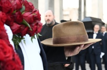 Το καπέλο του Βασίλη Βασιλικού στην κηδεία του