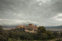 Με λίγη συννεφιά και τοπικές βροχές ο καιρός την Πέμπτη