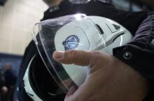 Αστυνομικός της ΕΛ.ΑΣ κρατάει το κράνος του