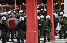 Διασωληνωμένος ο 31χρονος αστυνομικός που τραυματίστηκε από ναυτική φωτοβολίδα