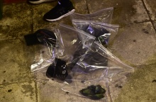 Ευρήματα των αρχών στο γήπεδο μετά τα επεισόδια που οδήγησαν στον σοβαρό τραυματισμό του 31χρονου αστυνομικού - Σε σακουλάκια τα ευρήματα