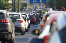 Αυτοκίνητα σε στοίχους λόγω κίνησης σε κεντρικό δρόμο της Αθήνας