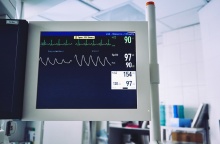 Μηχάνημα που δείχνει τους παλμούς σε Μονάδα Εντατικής Θεραπείας