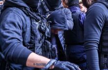 Οι δηλώσεις της μητέρας του νεαρού που πέταξε τη ναυτική φωτοβολίδα και τραυμάτισε τον αστυνομικό