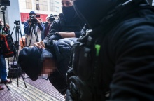 Ο 18χρονος που ομολόγησε ότι πέταξε τη φωτοβολίδα οδηγήθηκε στα δικαστήρια Πειραιά