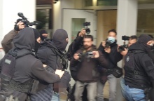 Ο 18χρονος που ομολόγησε ότι πέταξε τη φωτοβολίδα οδηγήθηκε στα δικαστήρια Πειραιά