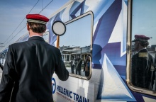 Αναχώρηση τρένου από σταθμό και σταθμάρχης που δίνει το σήμα εκκίνησης